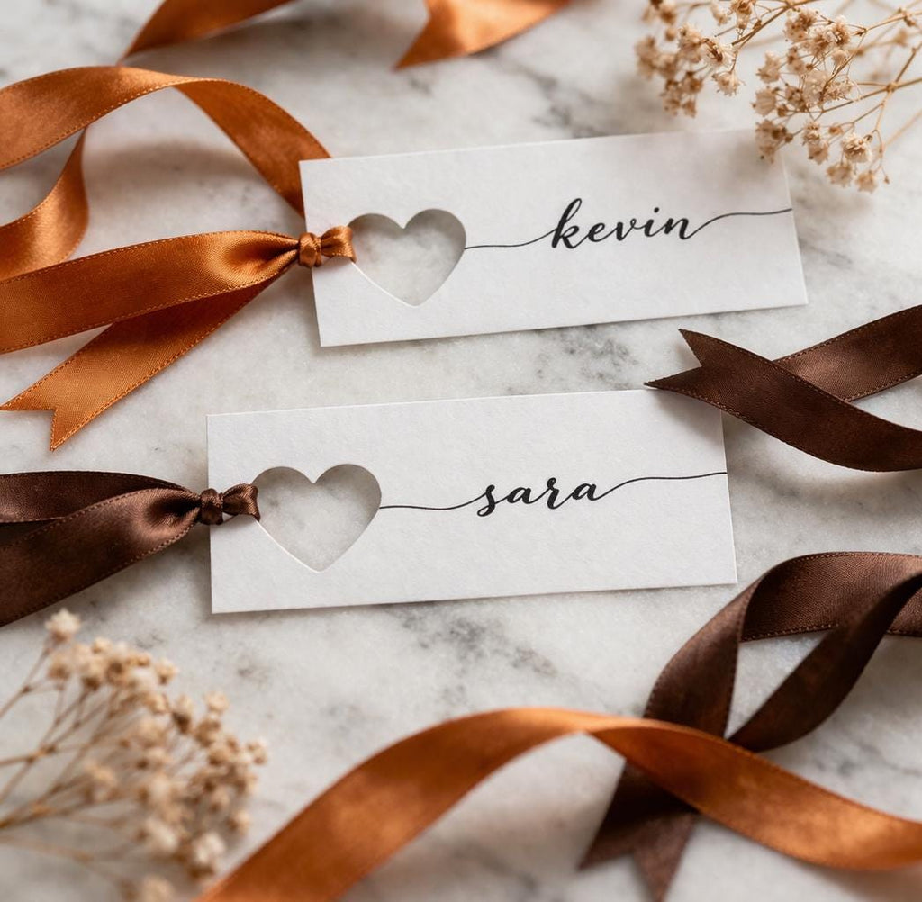 Personalisierbares Namensschild aus Band | Seidenband als Namensschild | für Hochzeiten, Events | Individueller Schriftzug | Deko