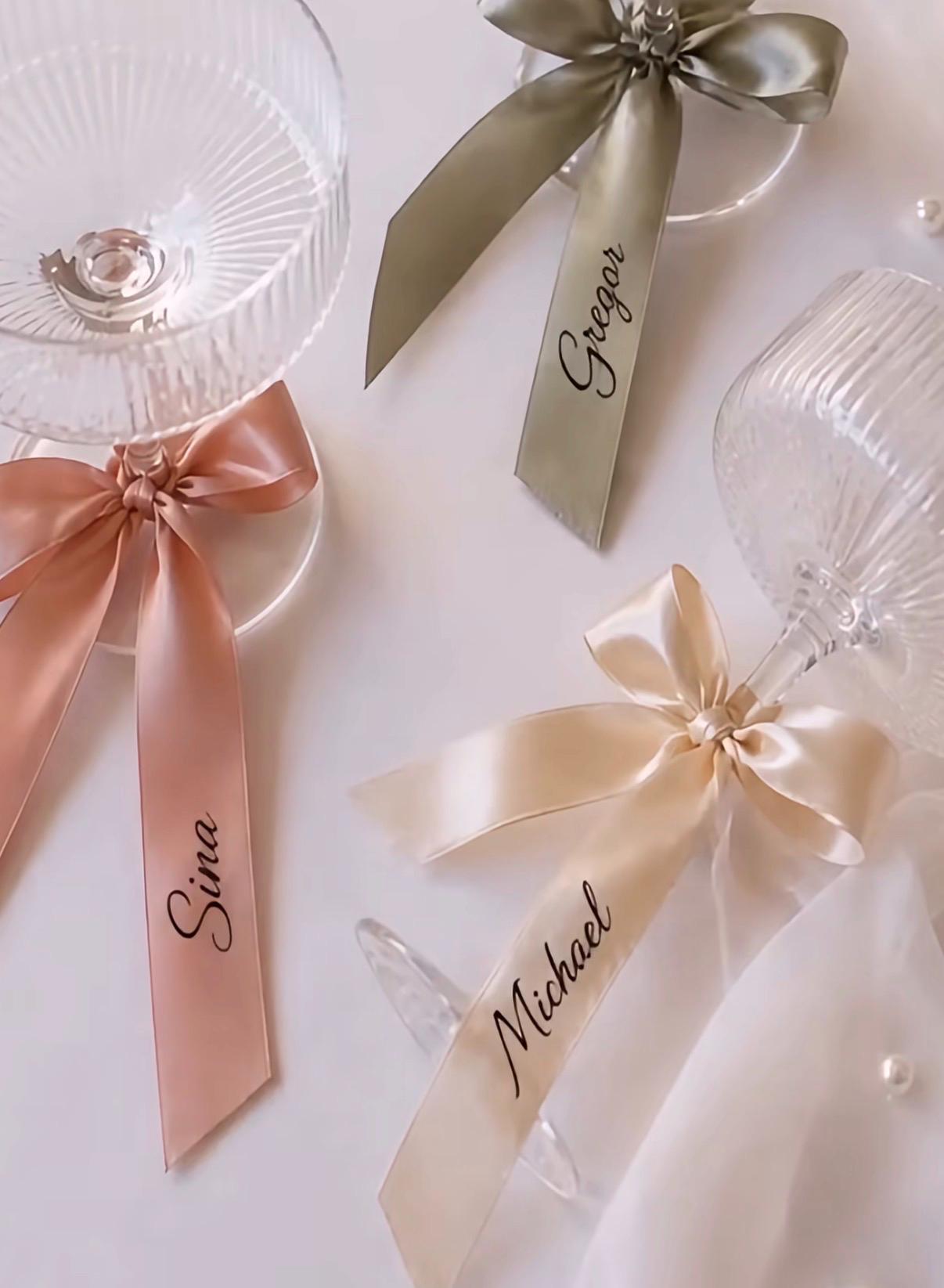 Personalisierbares Namensschild aus Band | Seidenband als Namensschild | für Hochzeiten, Events | Individueller Schriftzug | Deko