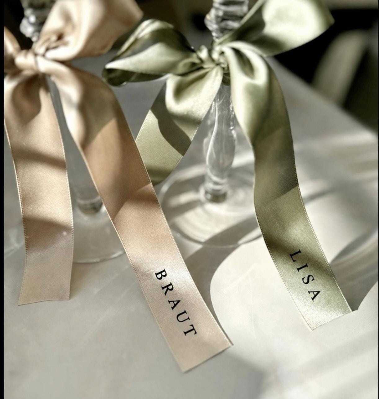 Personalisierbares Namensschild aus Band | Seidenband als Namensschild | für Hochzeiten, Events | Individueller Schriftzug | Deko