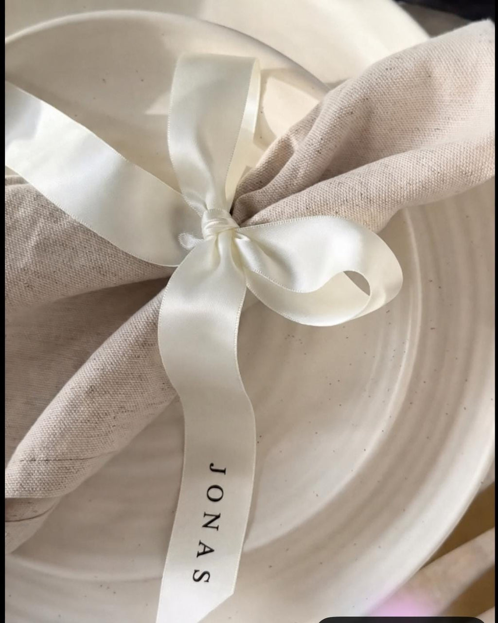 Personalisierbares Namensschild aus Band | Seidenband als Namensschild | für Hochzeiten, Events | Individueller Schriftzug | Deko